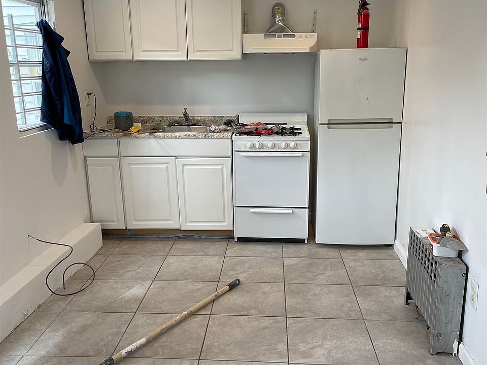 2nd image of 184 Webster Ave #1R