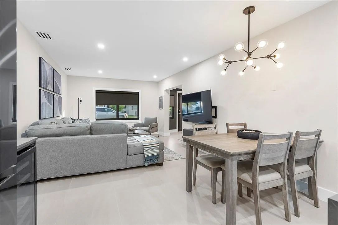 3 bed, 2.0 bath, 1439 sqft, $8,000 — Photo 3