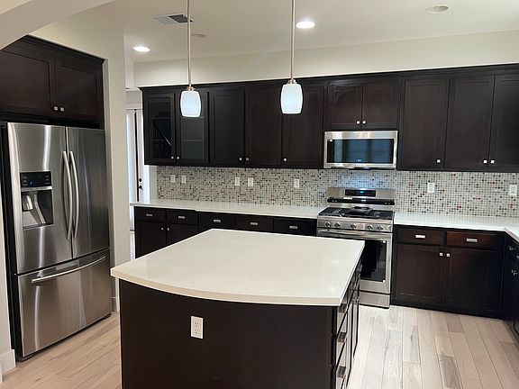 3rd image of 935 Rincon St