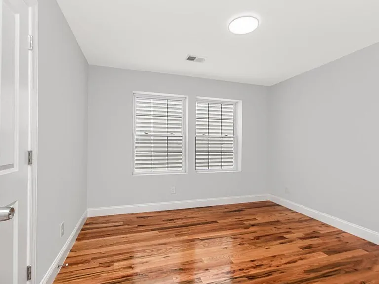 282 W Runyon St #2 — Photo 8
