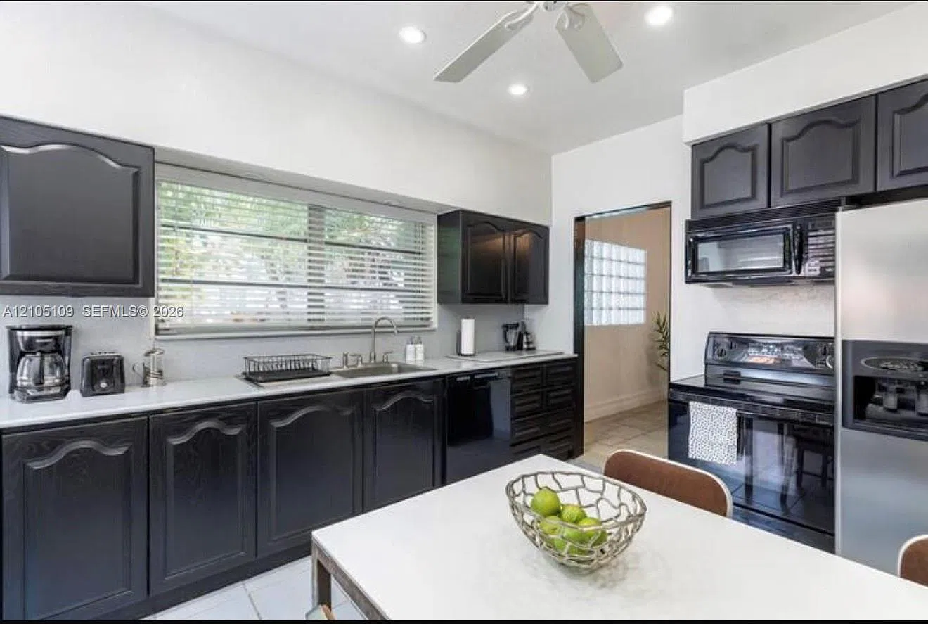 4 bed, 3.5 bath, 3239 sqft, $6,900 — Photo 2