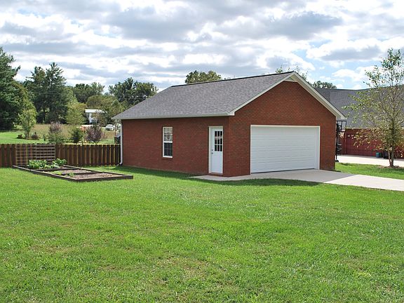 Workshop/4 car detached garage
