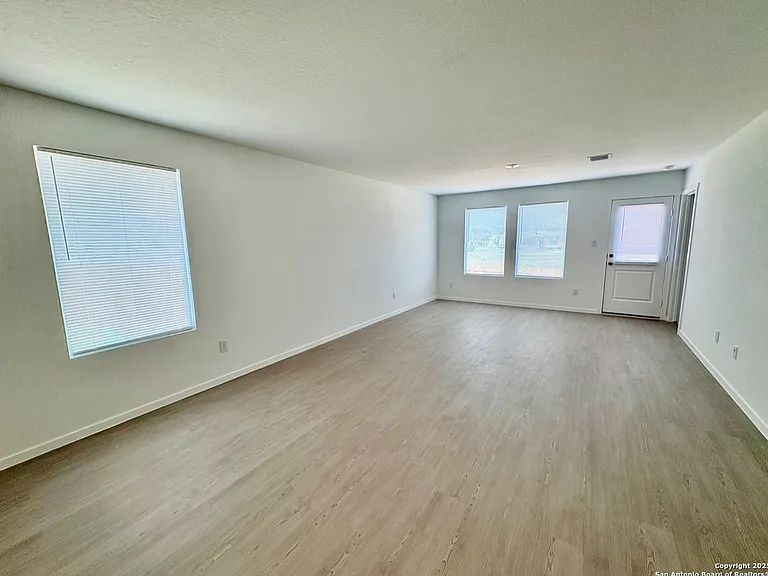 2450 Legend Hl — Photo 1