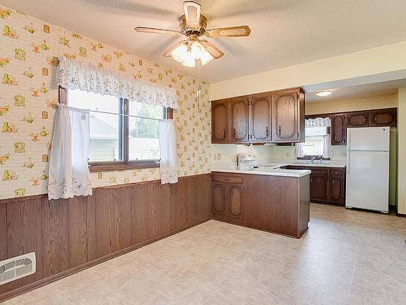 5th image of 484 Banfil St