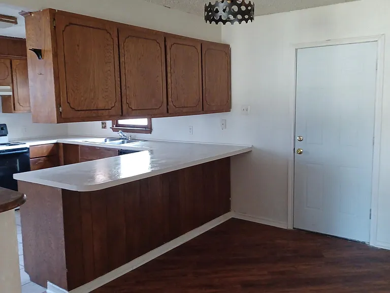 1611 NW Lindy Ave — Photo 3