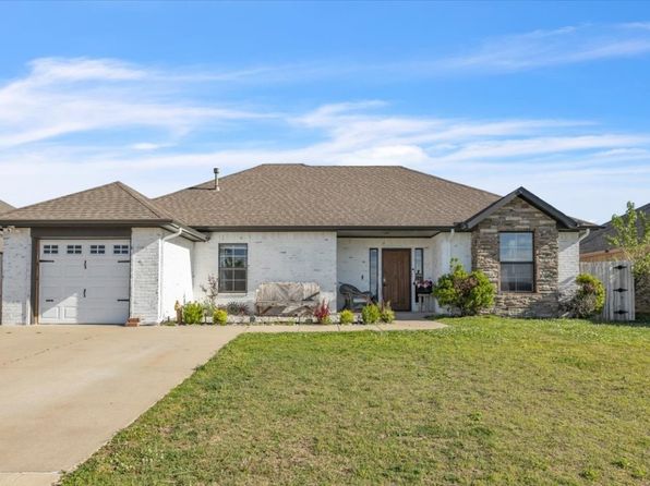 853 SW 11th St, Moore, OK 73160