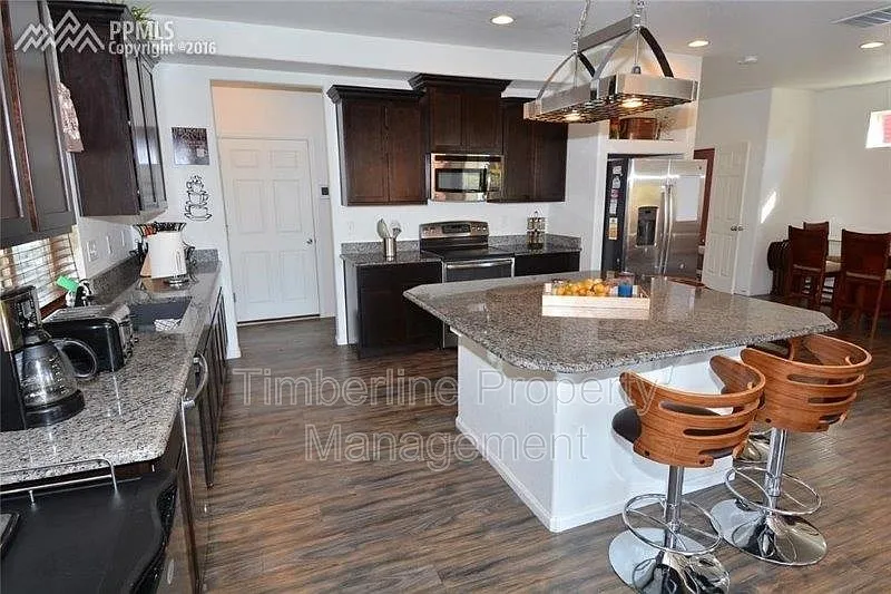 3 bed, 3.0 bath, 2320 sqft, $2,595 — Photo 3