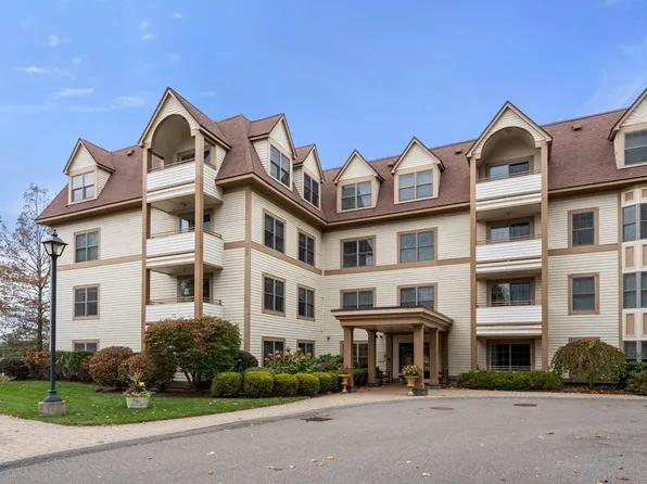 12 Russell Rd Unit 304, Wellesley, MA 02482