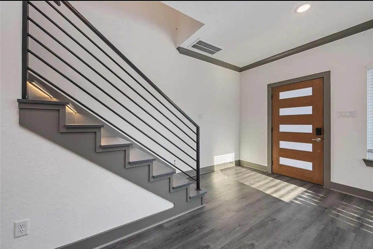 3 bed, 2.0 bath, 1437 sqft, $2,350 — Photo 2