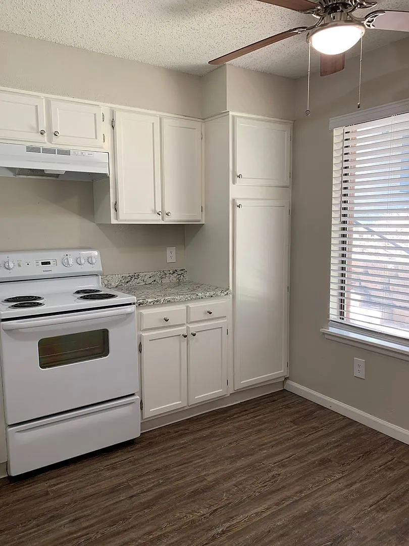 College Hill Flats — Photo 1