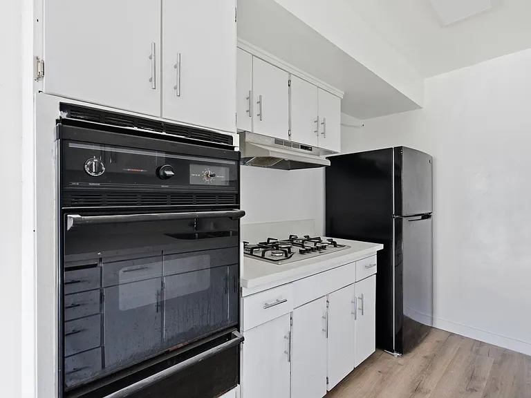 934 Larch St — Photo 4