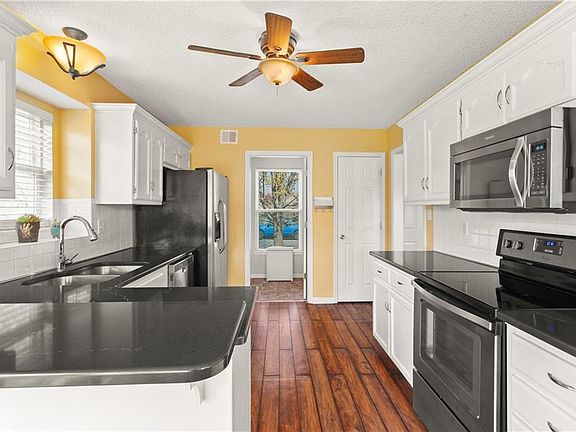 3rd image of 707 SW Graystone Dr