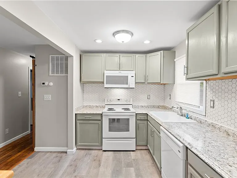 2161 Rochelle Way — Photo 15