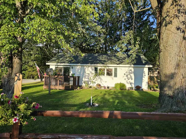 705 E Alfred St, Weyauwega, WI 54983