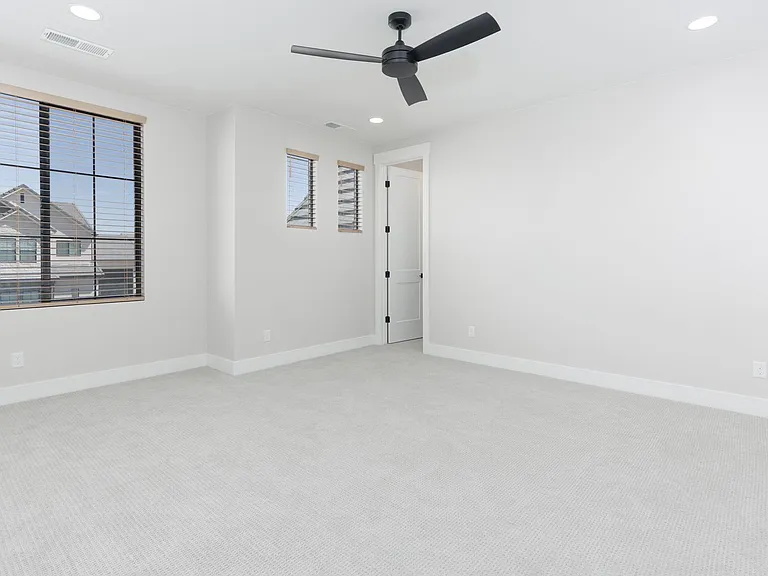 1621 W Approach Ln — Photo 40