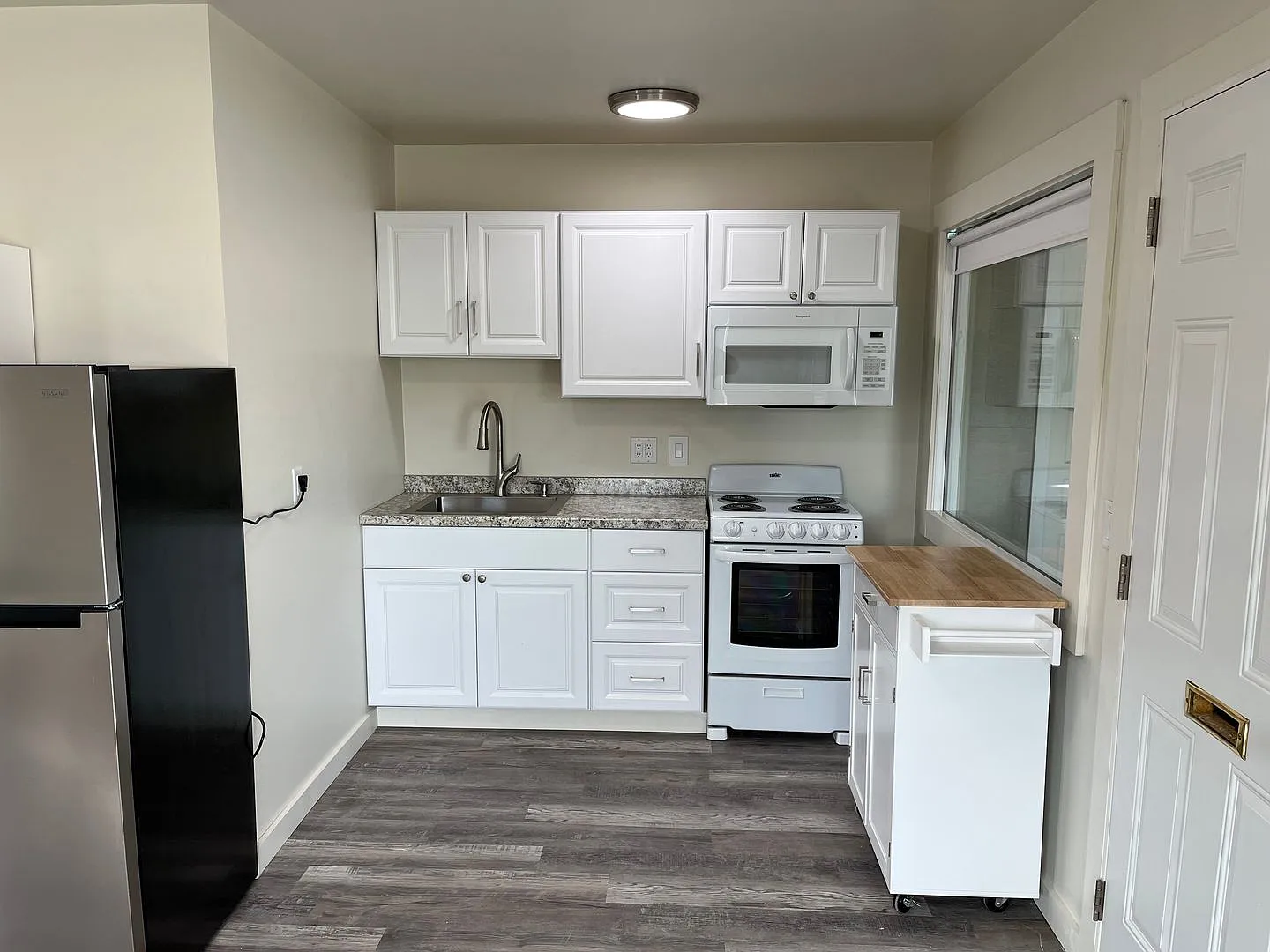Updated Studio Apartment in Hamilton — Photo 2