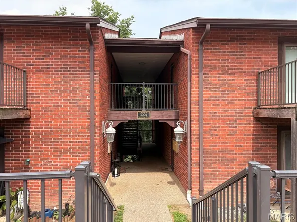 5557 Baronridge Dr APT 7, Saint Louis, MO 63129