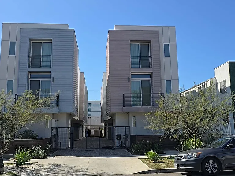 319 S Serrano Ave #1/2 — Photo 1