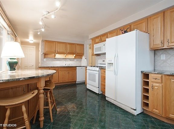 3rd image of 330 Geneva Ct
