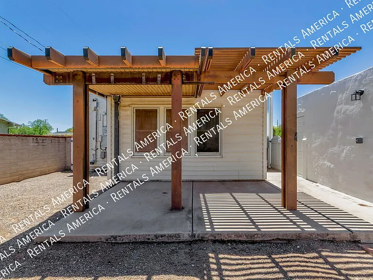 1119 E Silver St — Photo 1