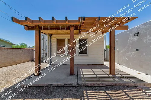 1119 E Silver St Photo 1