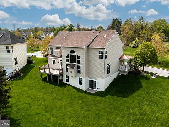 3rd image of 104 Eagle Glen Dr