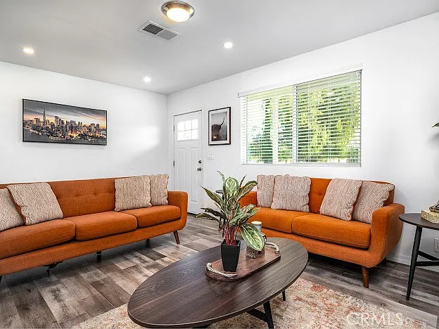423 E Stuart Ave — Photo 5