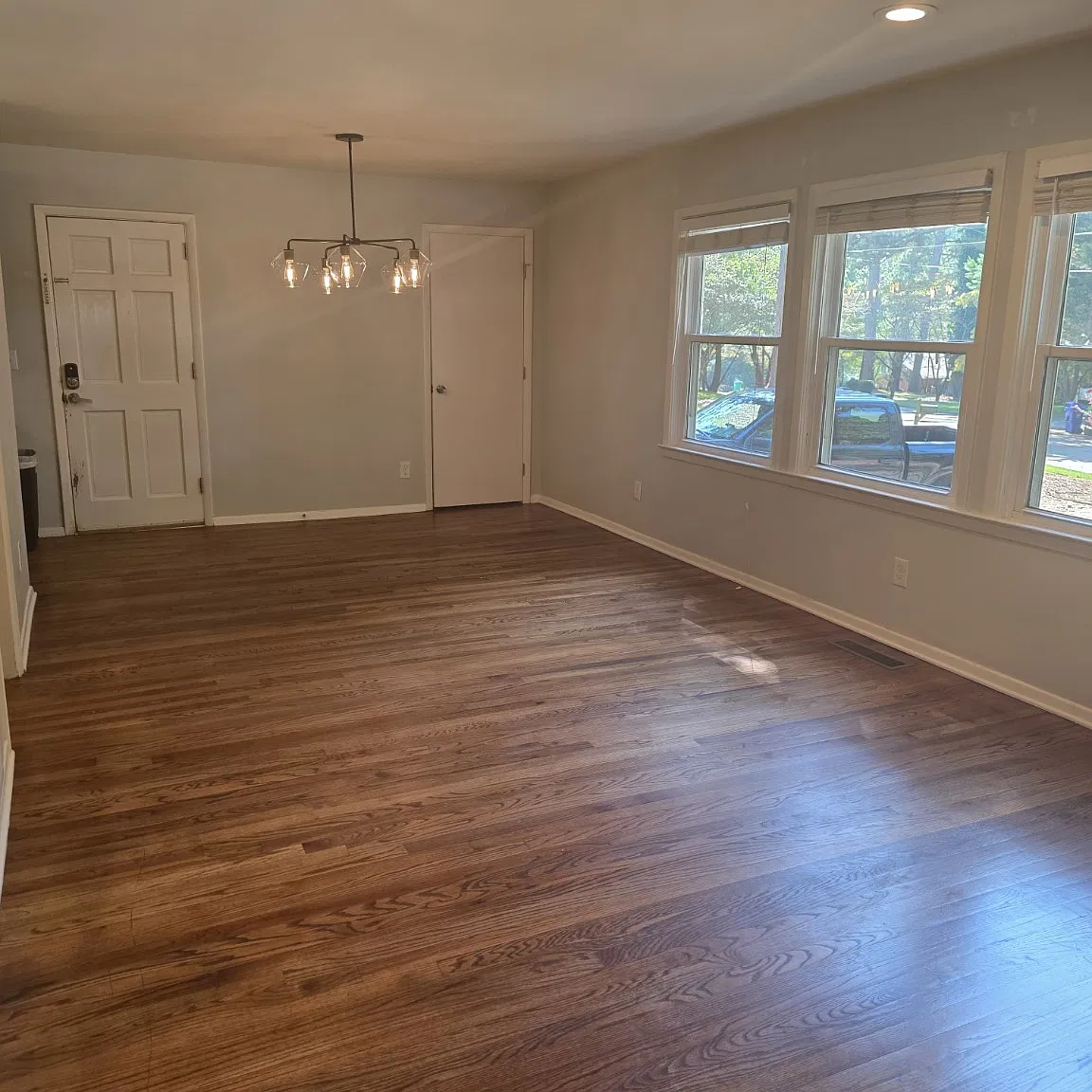 3 bed, 1.5 bath, 1014 sqft, $2,300 — Photo 4