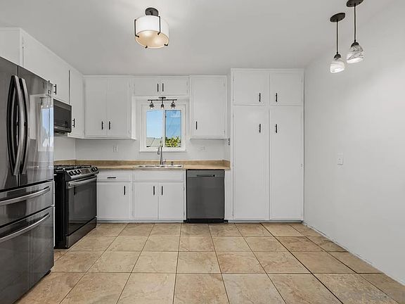 5th image of 623 Aster St
