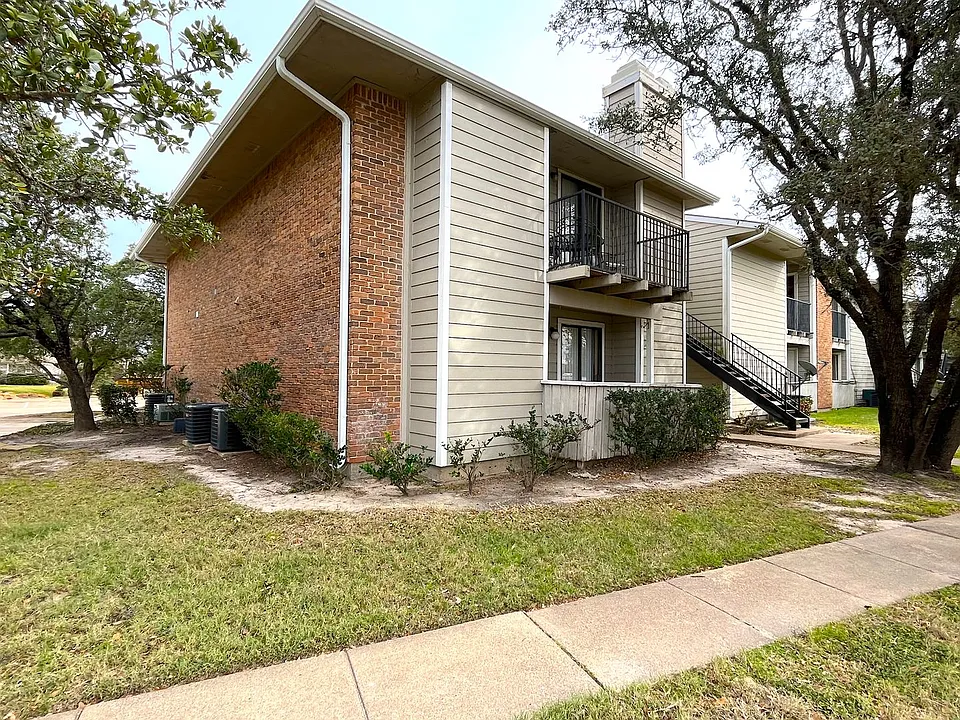 1901 Holleman Dr W #209