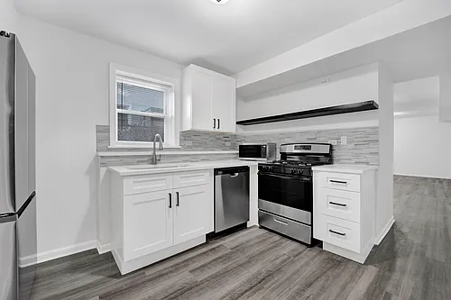 2152 W 21st St #1R Photo 1