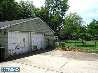 4th image of 725 Villa Ave W