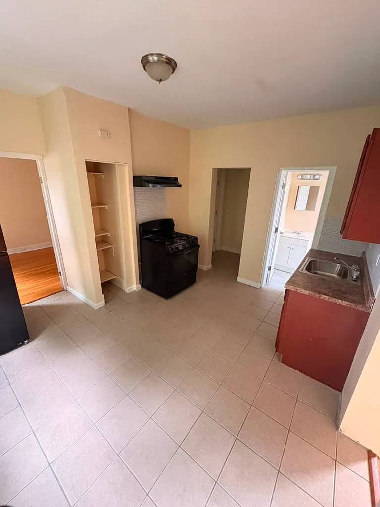 1 bed, 900 sqft, $1,400 — Photo 3