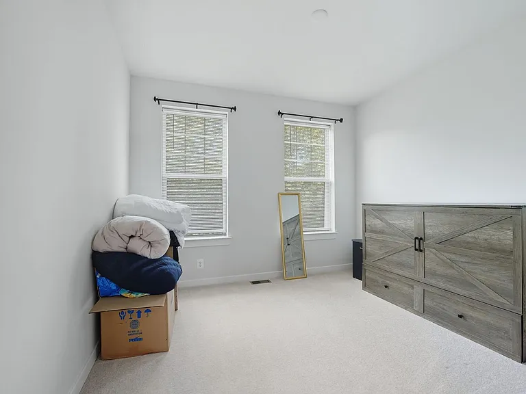 709 Thomas Ln #B — Photo 20
