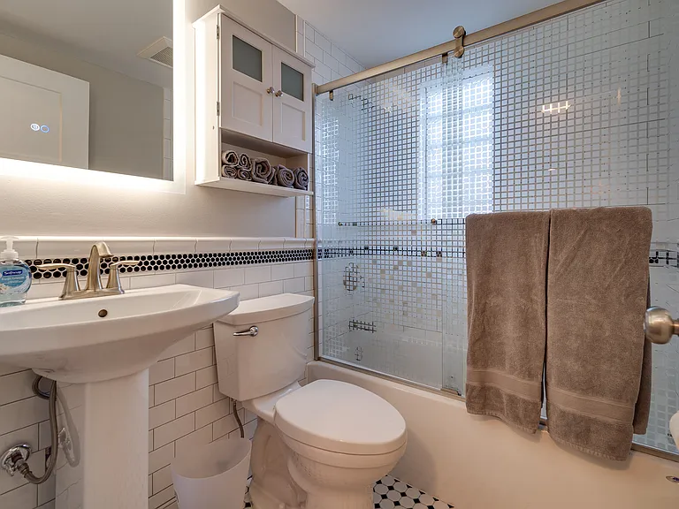 1126 Irving Ave #4 — Photo 15