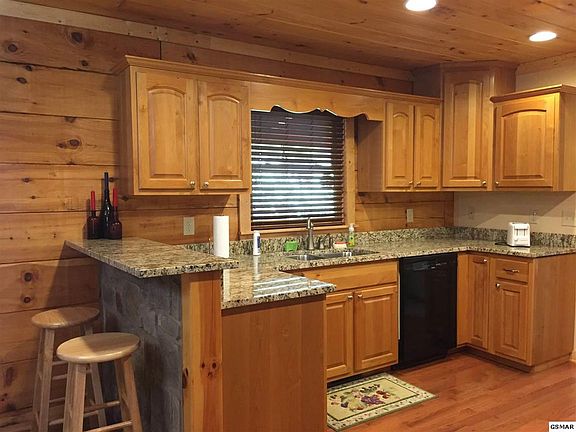 4th image of 3320 Valley Ln
