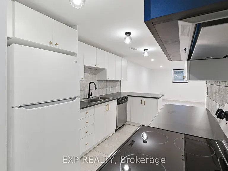 111 Riverside Dr N — Photo 9