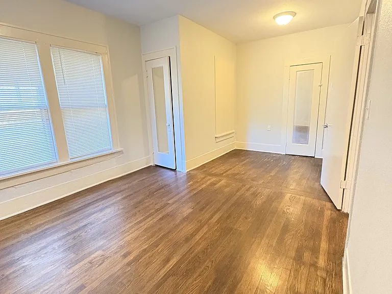 704 Baylor St — Photo 3