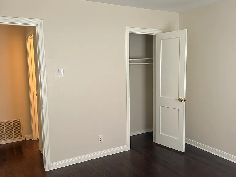 Middle bedroom