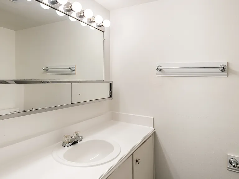 Riverside Village Apartments — Photo 27