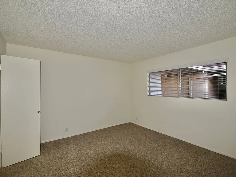 12241 Burbank Blvd — Photo 13