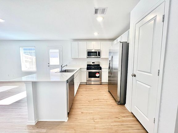 4th image of 1504 Las Cuevas Dr