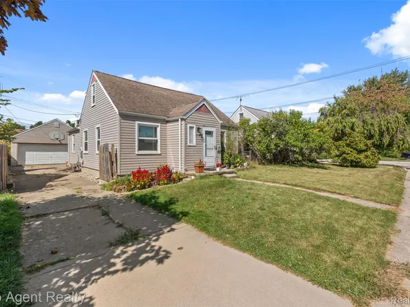 25673 Ford St, Roseville, MI 48066