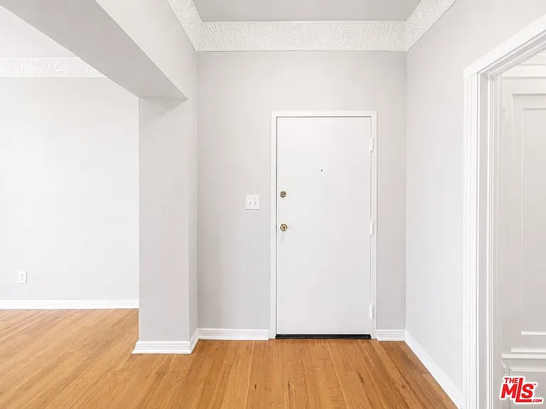 1314 N Hayworth Ave #303 — Photo 3