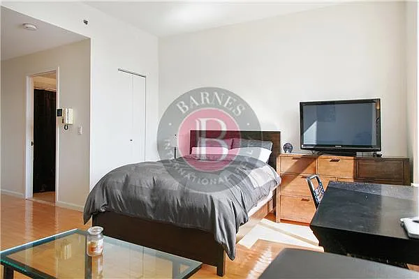 Sold by Warburg | media 9