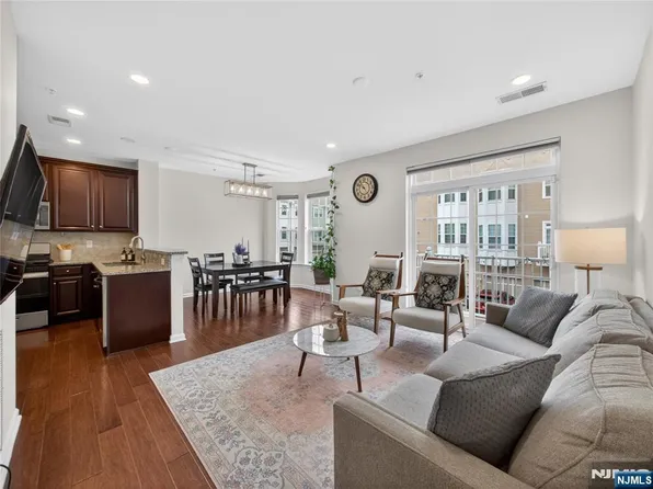 8 Veterans Dr, Wood Ridge, NJ 07075