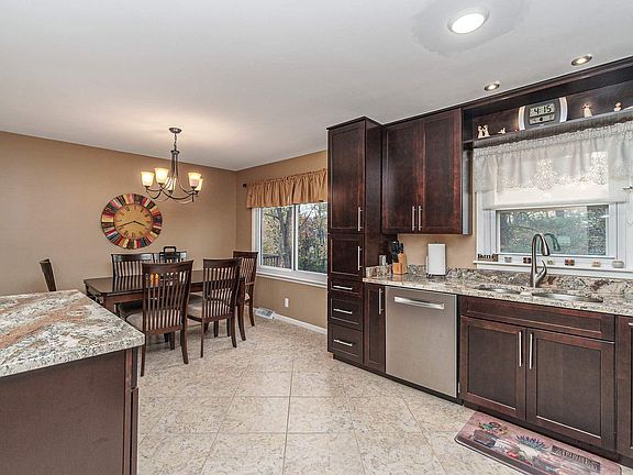 3rd image of 9 Yealey Dr