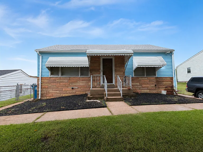 10038 McCartney Ln — Photo 1