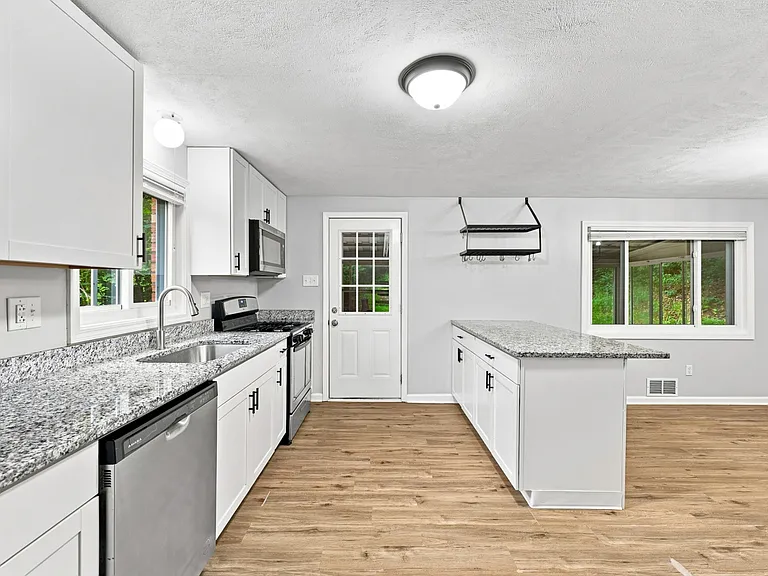 56 Pointview Rd — Photo 14