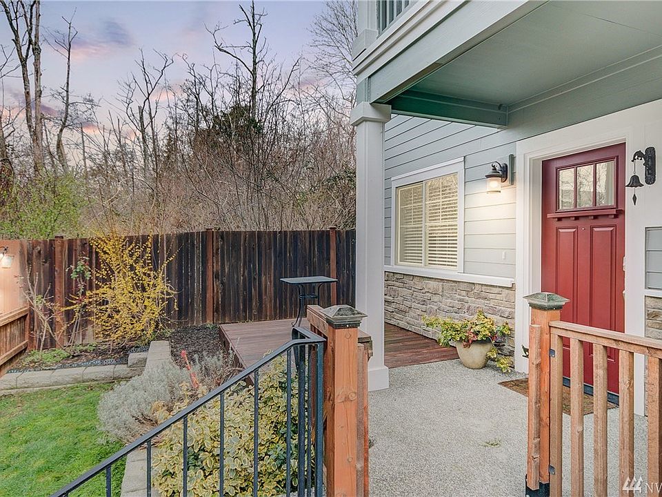 Private end unit townhome in Greenebrooke community